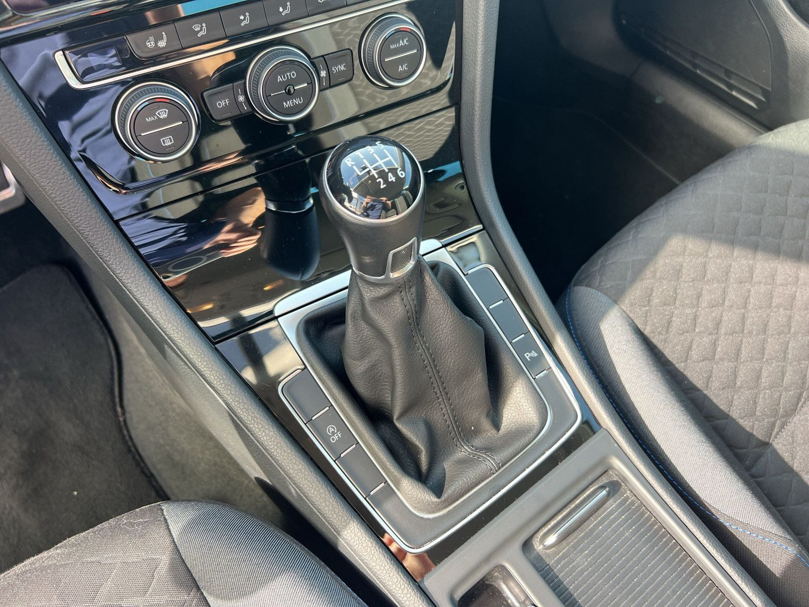 Volkswagen - Golf_15