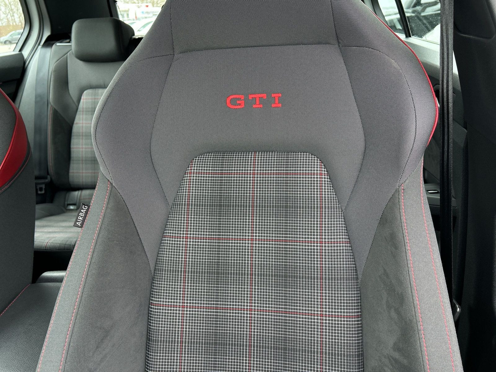 Volkswagen - Golf GTI_34