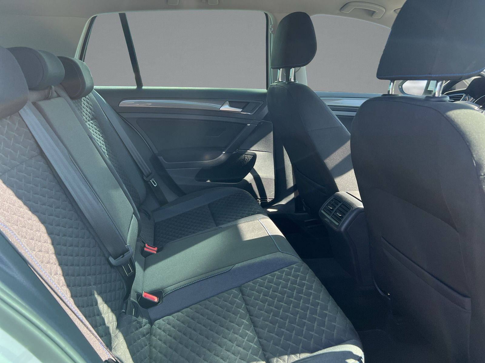 Volkswagen - Golf_13