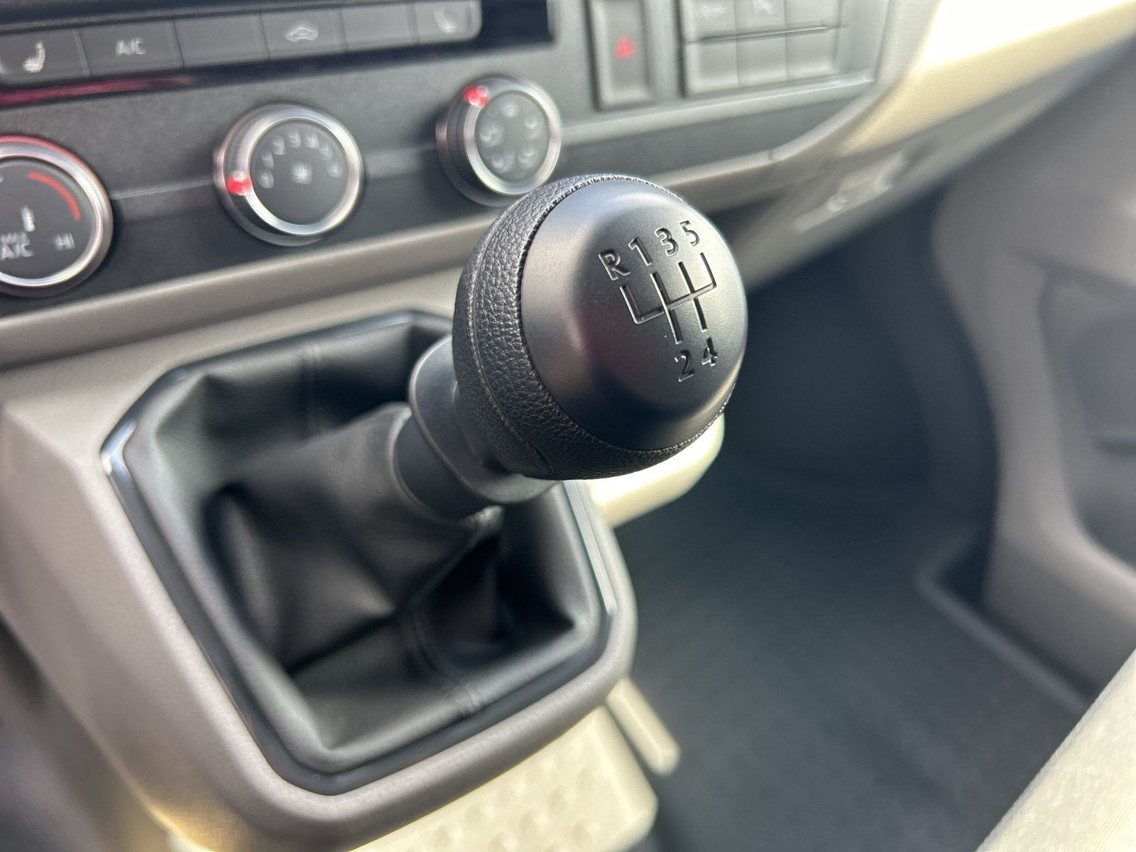 Volkswagen - T6.1 Transporter_15