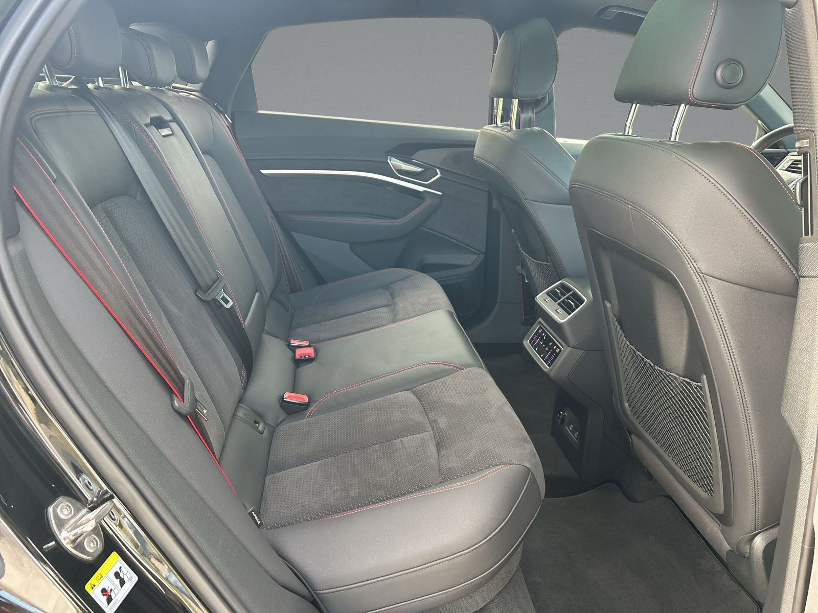 Audi - Q8 Sportback e-tron_13