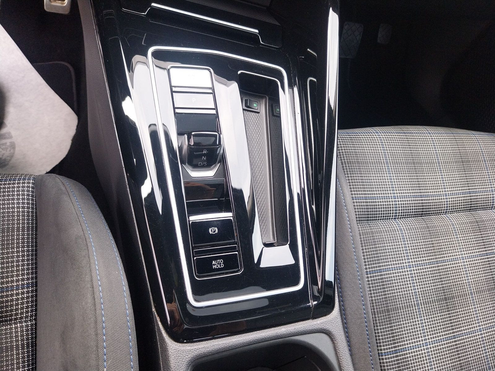 Volkswagen - Golf_15