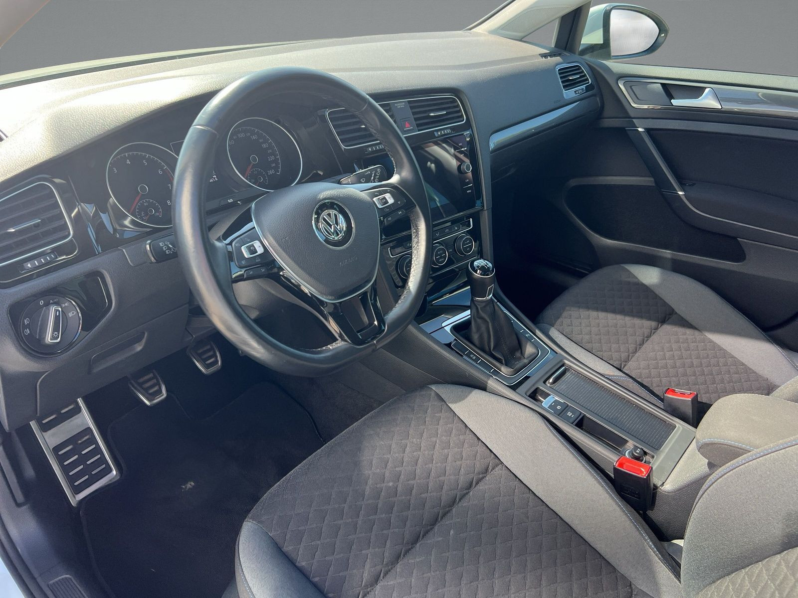 Volkswagen - Golf_8
