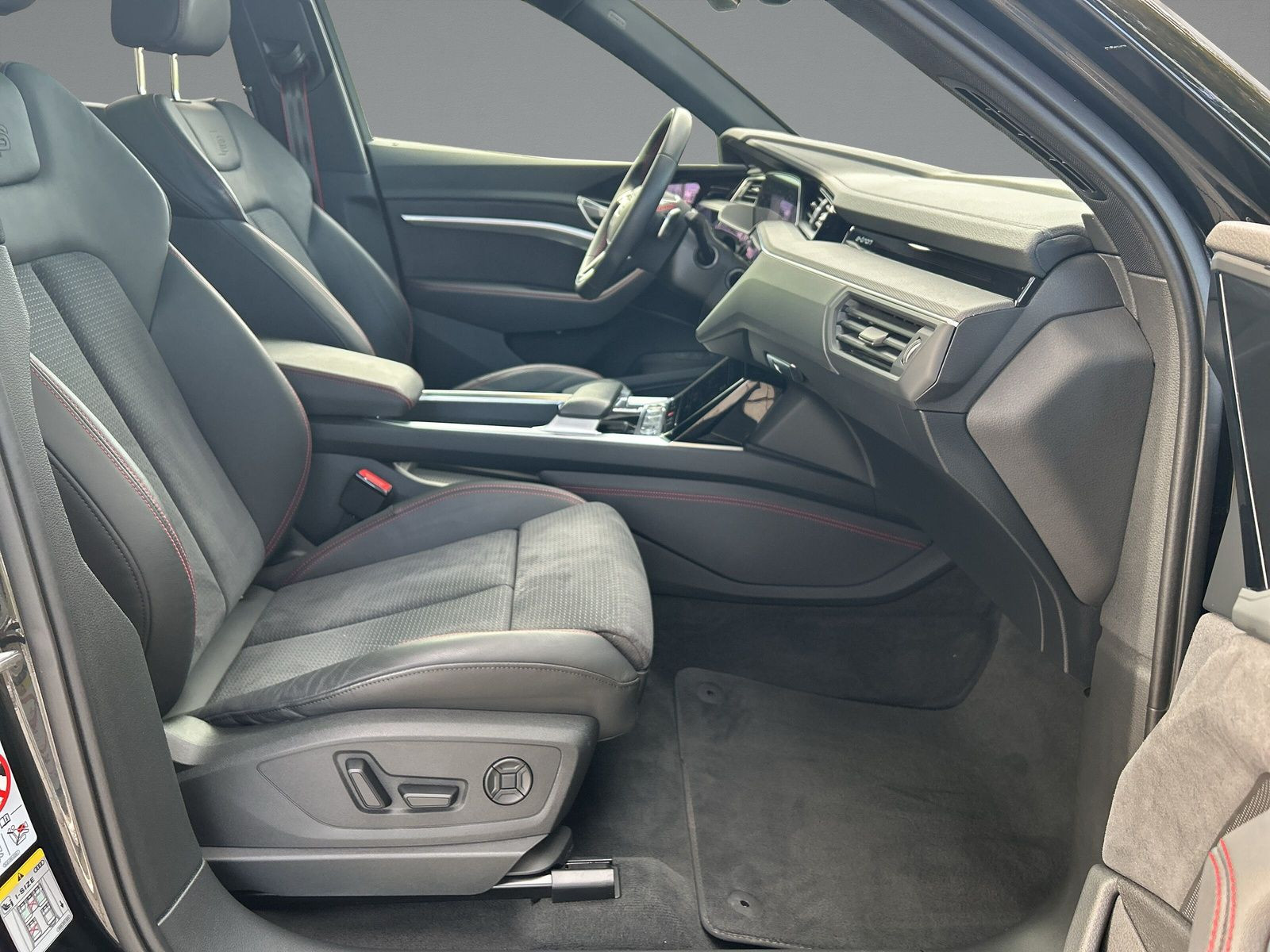 Audi - Q8 Sportback e-tron_12