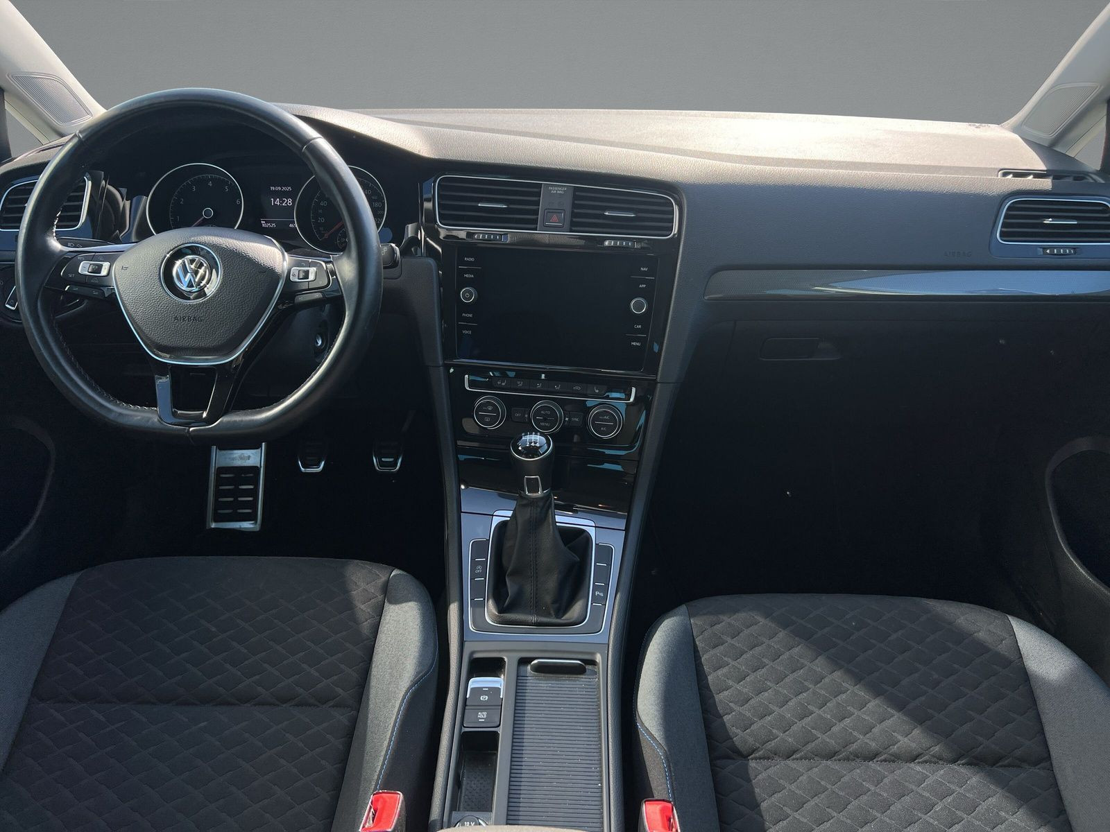 Volkswagen - Golf_9