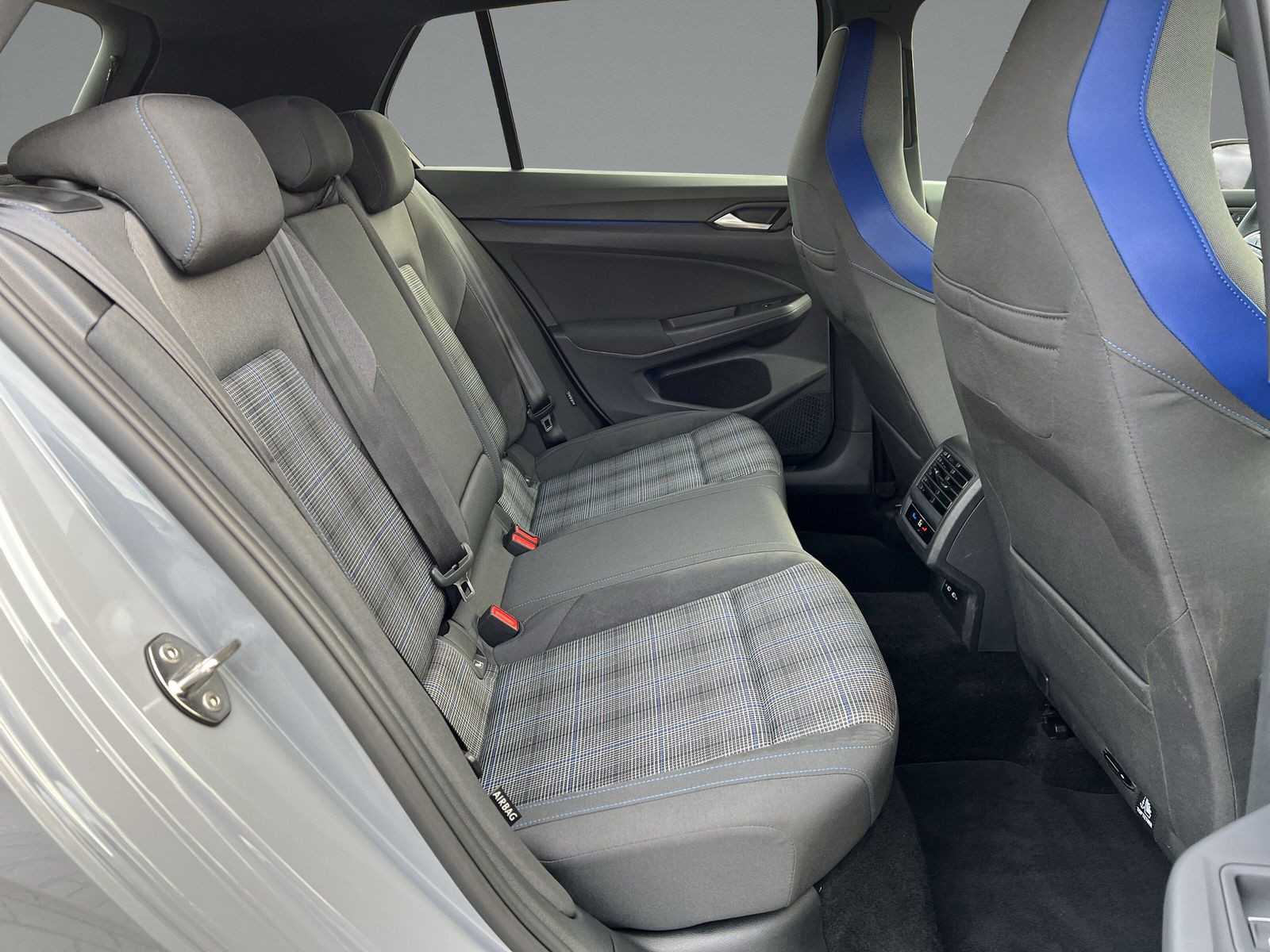 Volkswagen - Golf_13