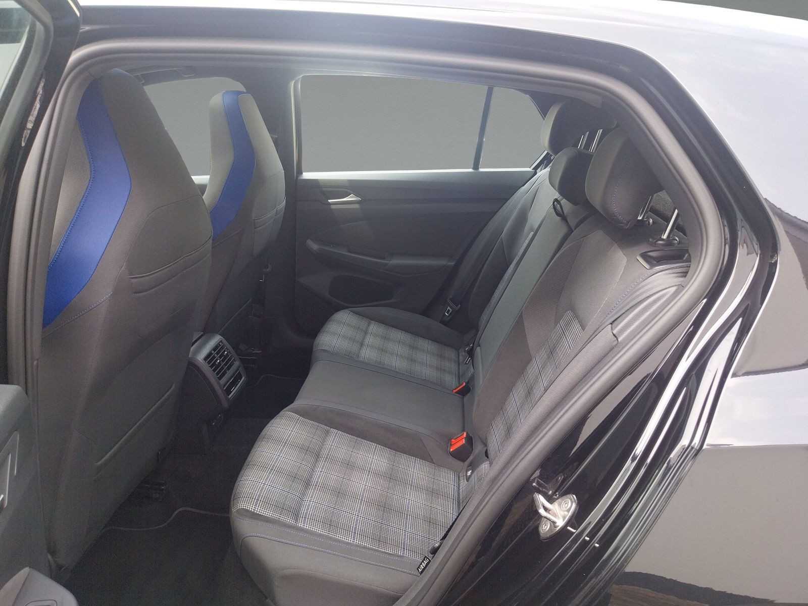 Volkswagen - Golf_13