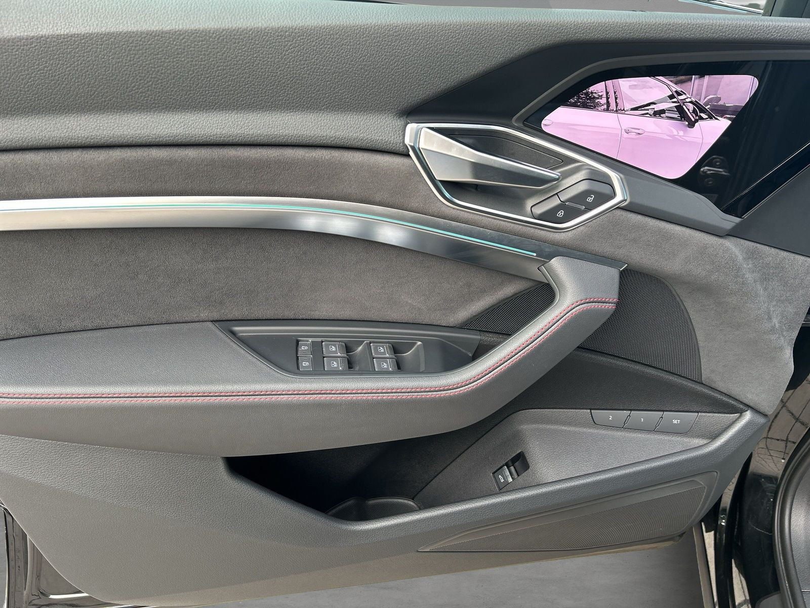 Audi - Q8 Sportback e-tron_21