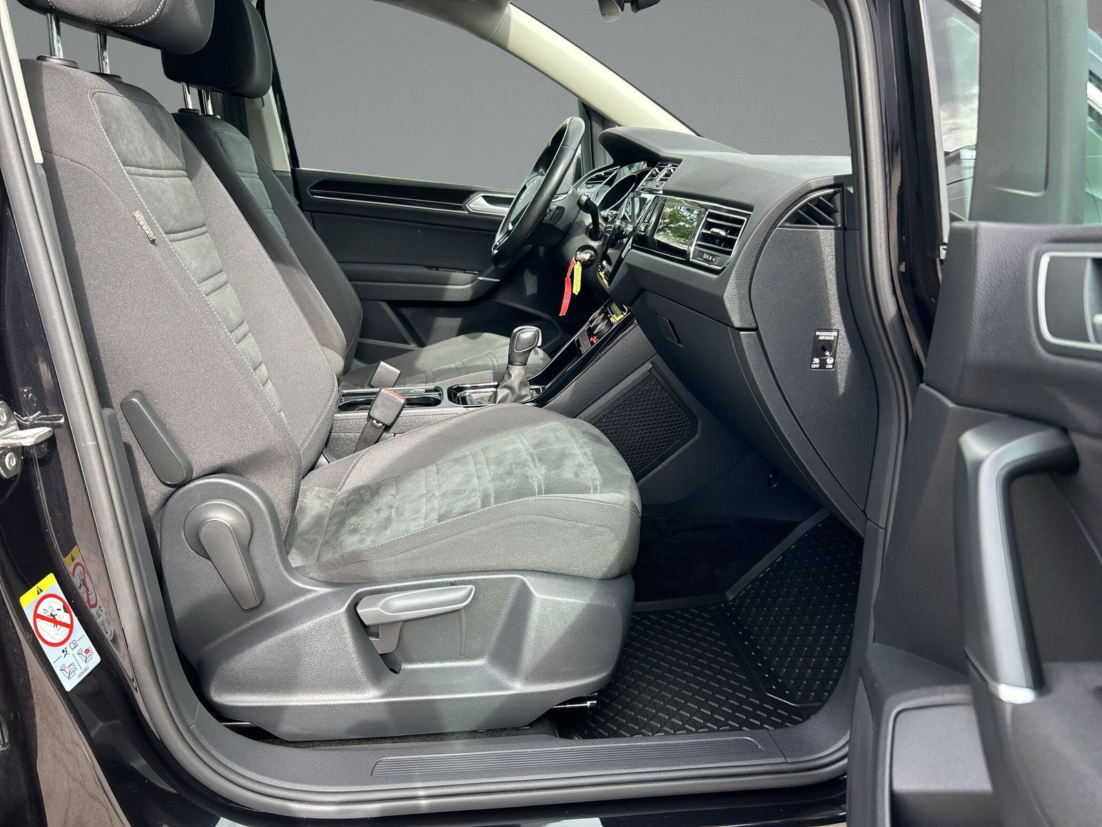 Volkswagen - Touran_12