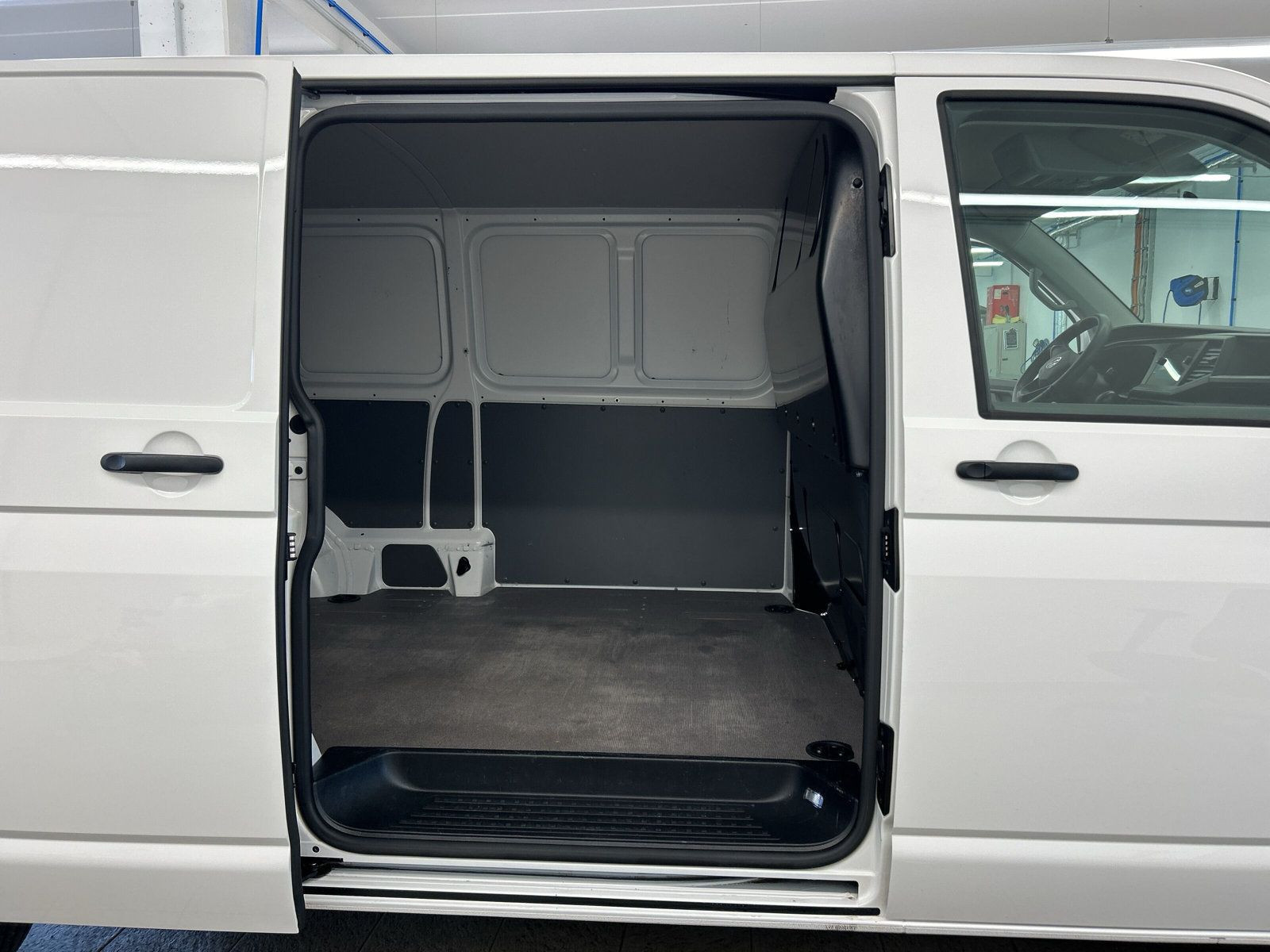 Volkswagen - T6.1 Transporter_12