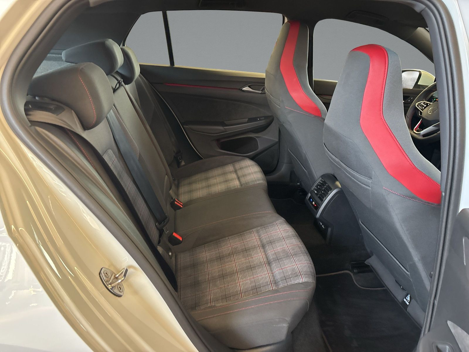 Volkswagen - Golf GTI_13