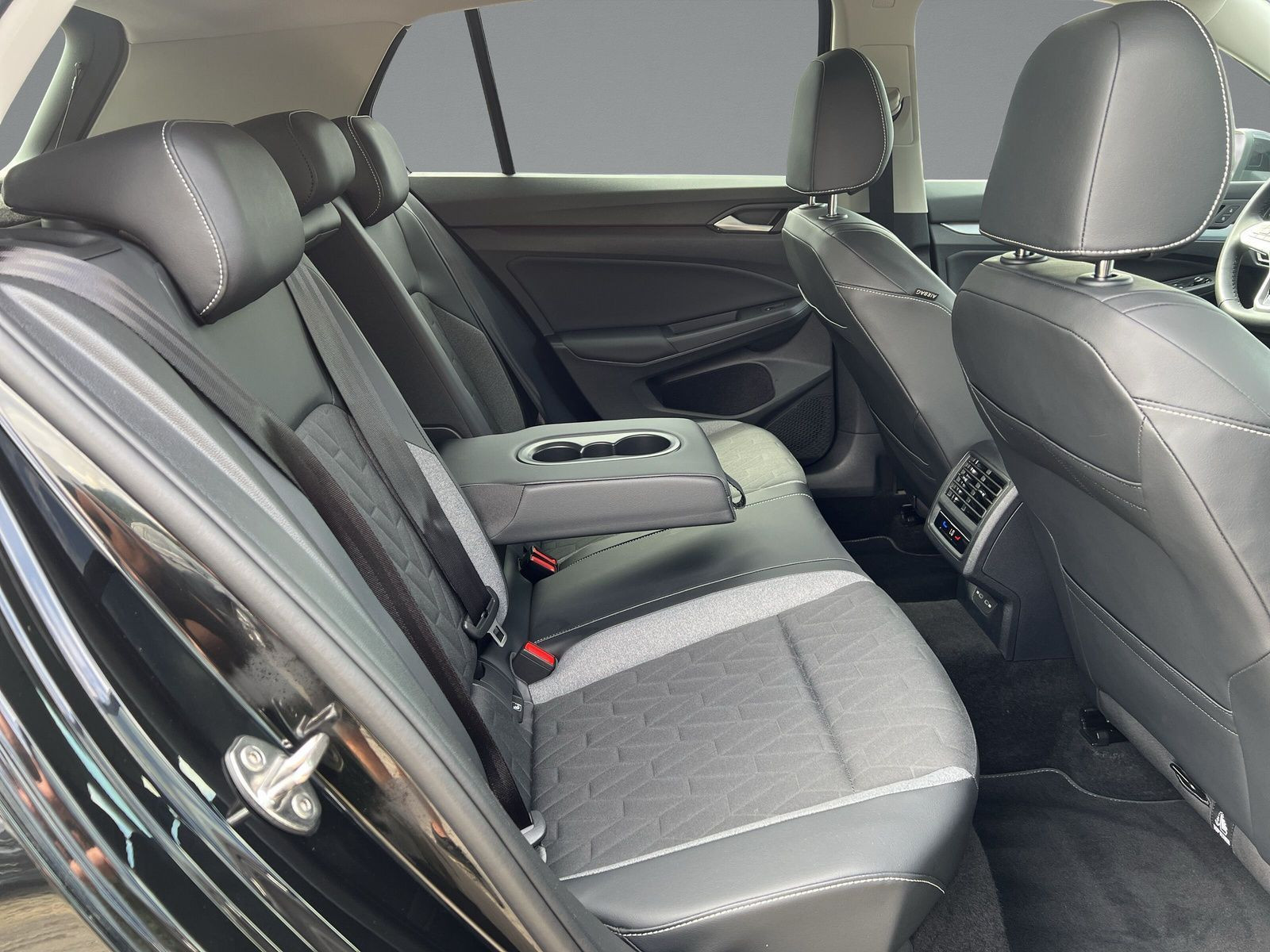 Volkswagen - Golf_13