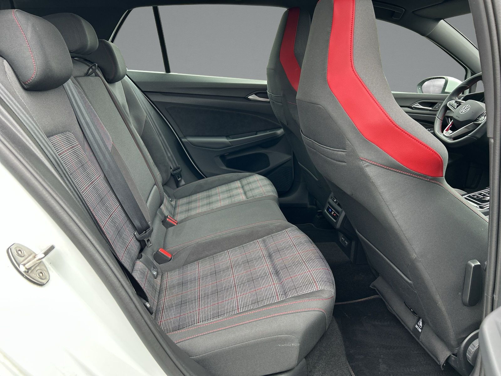 Volkswagen - Golf GTI_12