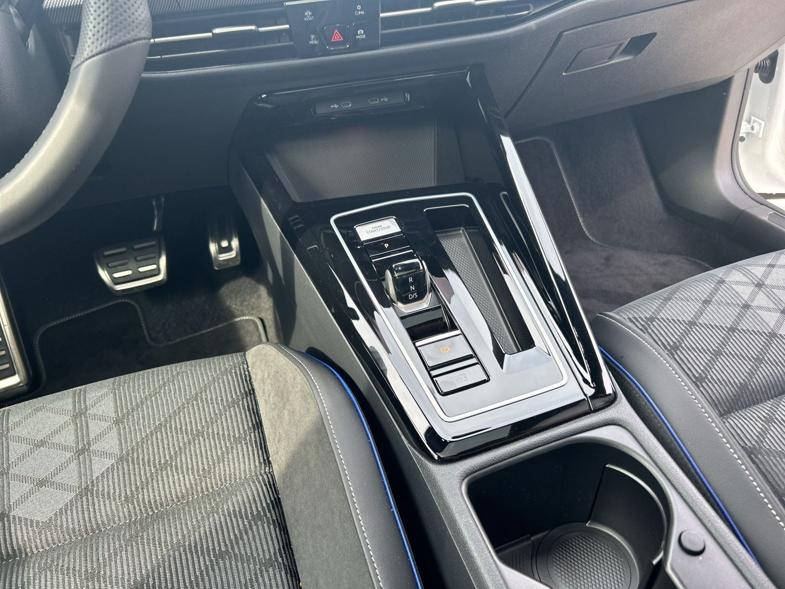 Volkswagen - Golf_16