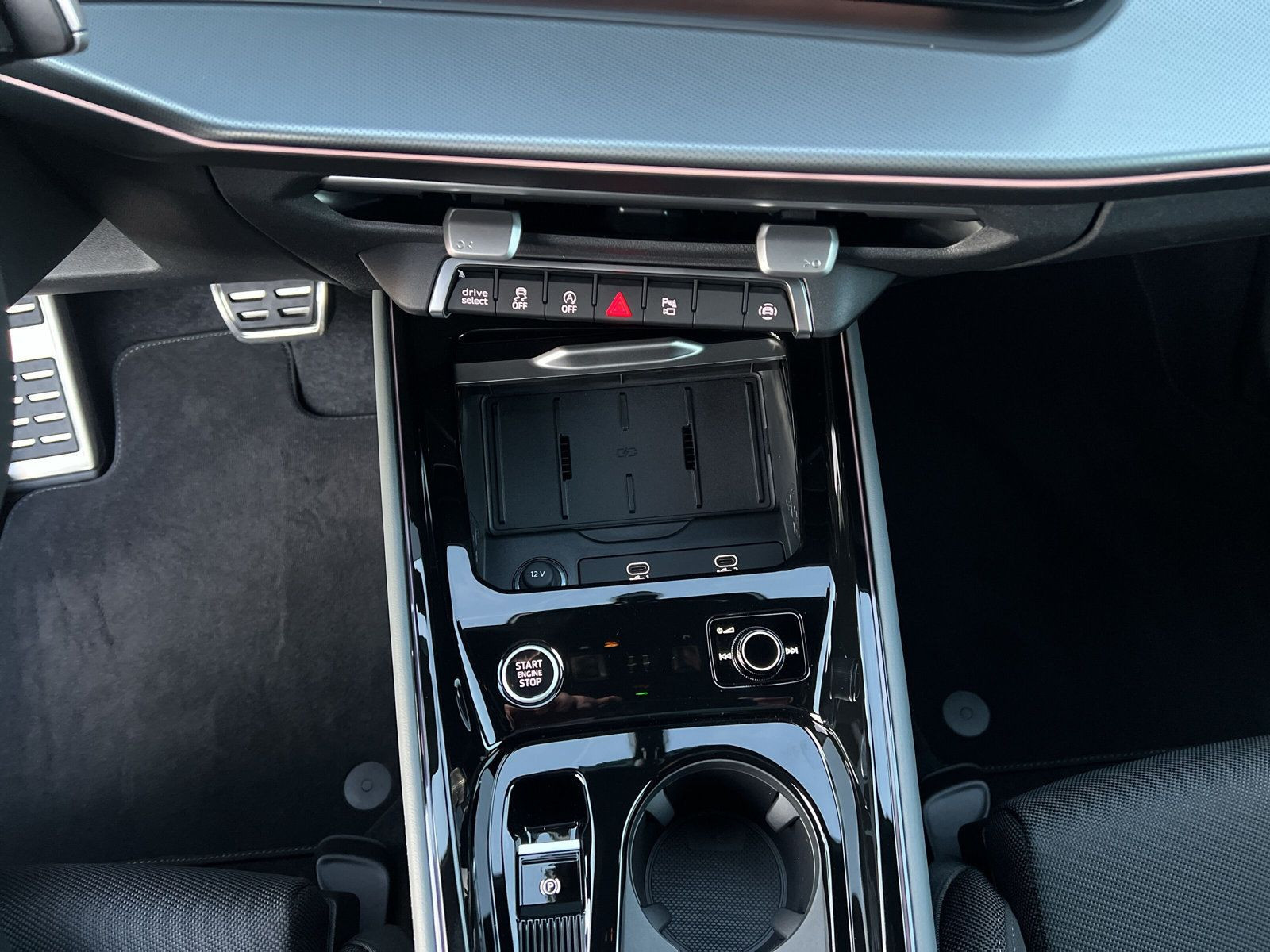 Audi - Q3_16