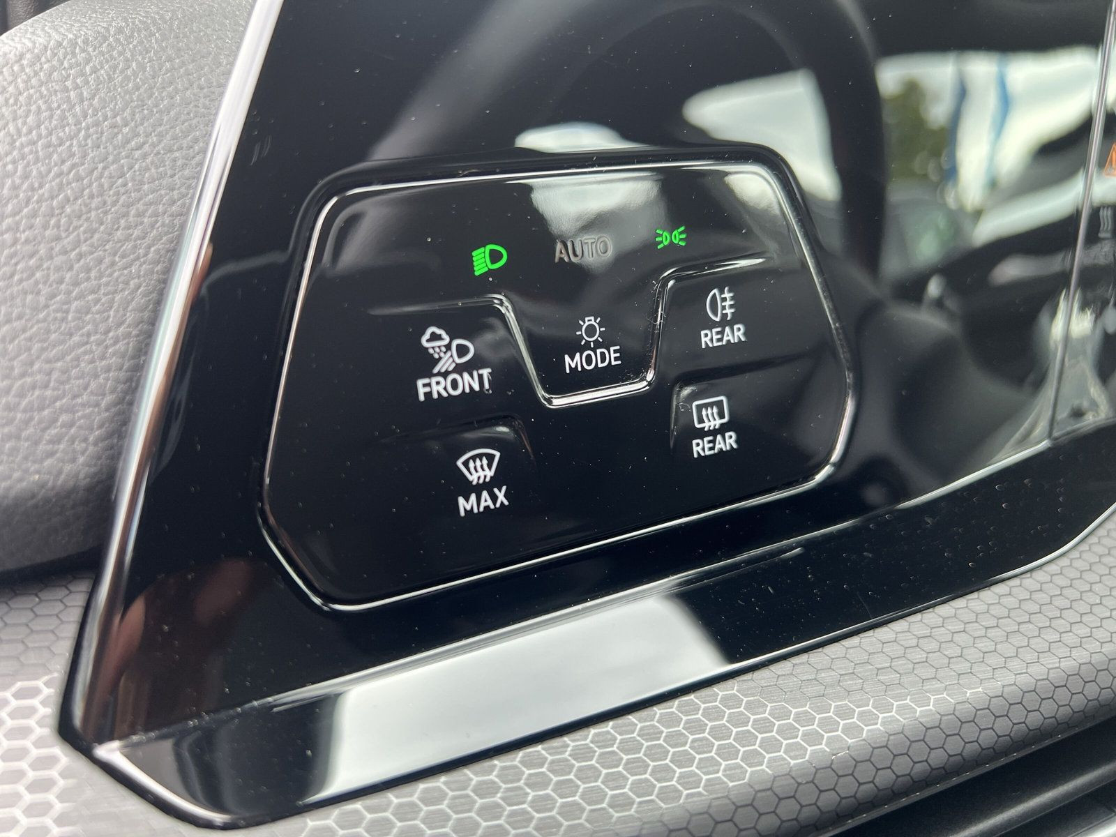 Volkswagen - Golf GTI_33